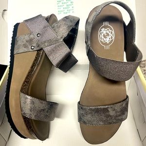 Brand:  Hokus Pokus platform sandal  Style: Tatum. Color:  Pewter Size:  8